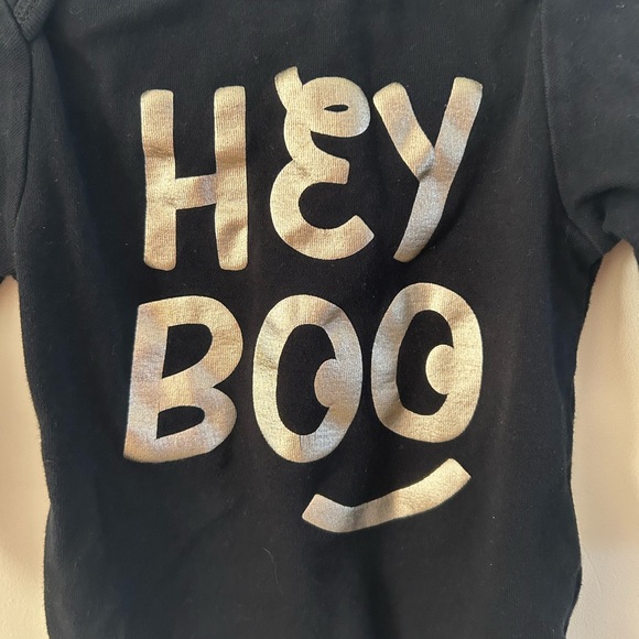 🎃Old Navy Black 'Hey Boo' Kids Onesie - Picture 3 of 4